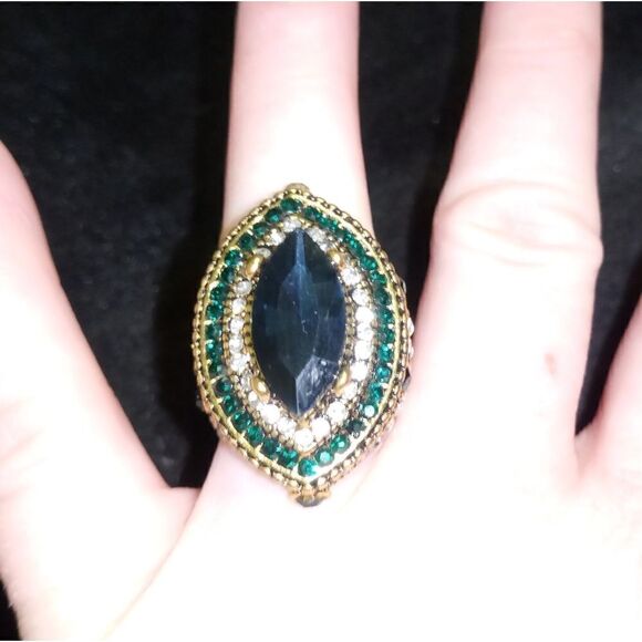 Large statement ring, size 6.5, excellent condition - Picture 3 of 9